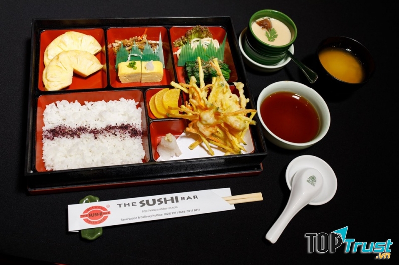 Nhà hàng The Sushi Bar sở hữu một không gian hiện đại với nhiều điểm nhấn đậm dấu ấn xứ Phù Tang