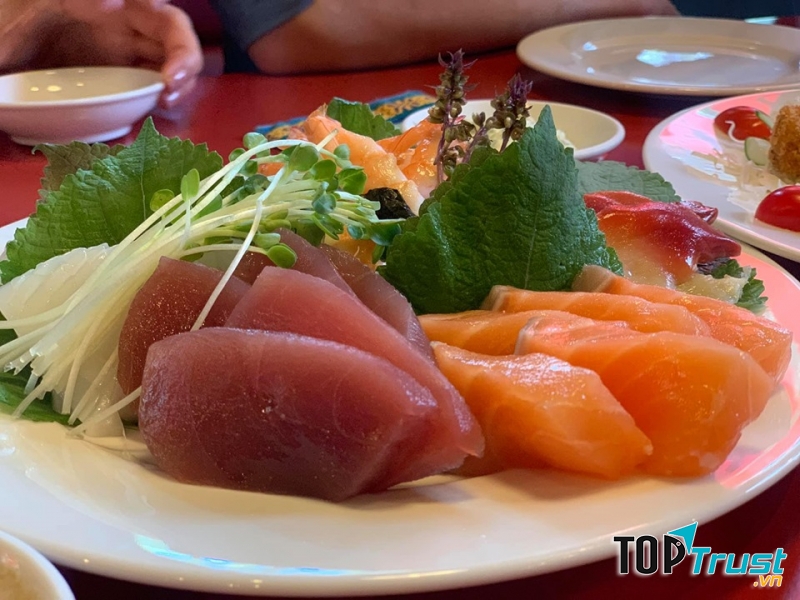 Với hơn 100 biến tấu sushi với đủ loại: Aburi sushi, Gunkan, sushi cuốn, … cho đến sushi truyền thống, sushi dành cho người ăn chay sẽ khiến bạn không khỏi trầm trồ và thích thú.