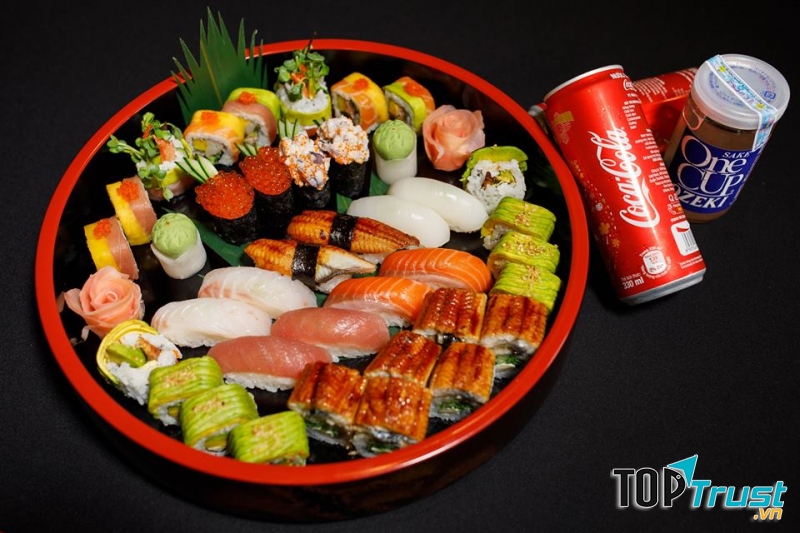 Sushi Bar phục vụ các loại thức ăn tươi ngon và cao cấp được nhập khẩu trực tiếp từ Nhật Bản.