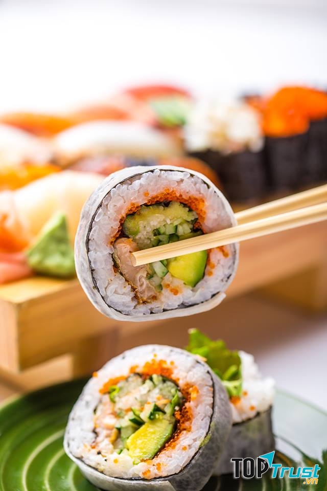 Món sushi hấp dẫn tại nhà hàng