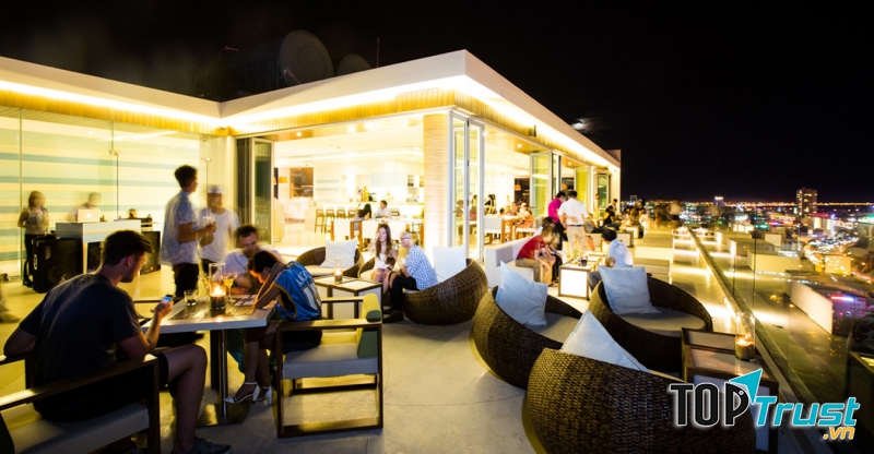 View The Top Bar ban đêm lung linh