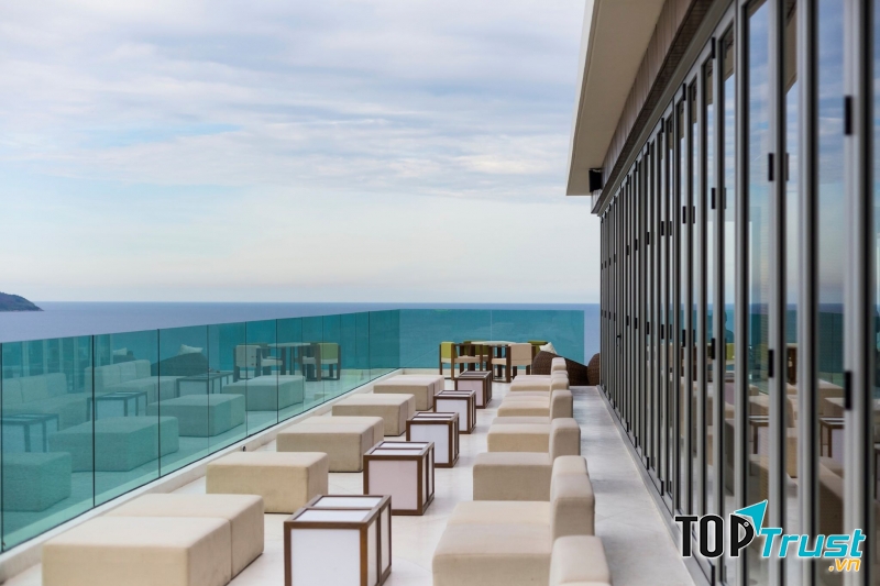 View The Top Bar ban ngày