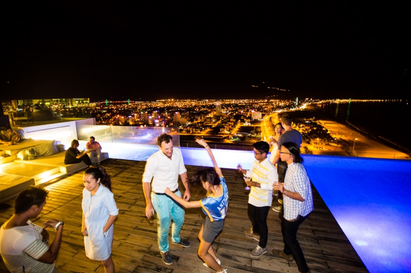 Khách hàng đang trải nghiệm dịch vụ tại The Top Bar