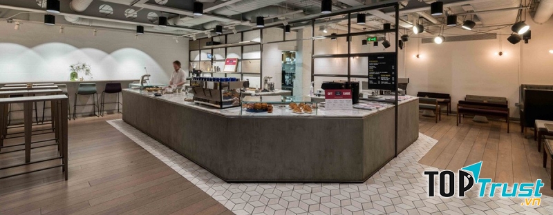 The workshop tuy nằm trên tầng lầu khu chung cư, nhưng chỉ cần nhìn lên mặt tiền khu cafe chắc chắn bạn sẽ gợi ngay tò mò.