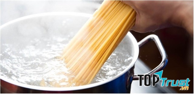 Thêm dầu vào nước luộc mì