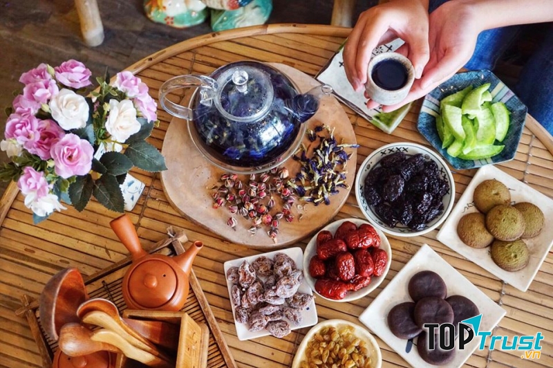 Thưởng trà cùng vài món điểm tâm cho ngày thêm xanh (Nguồn: Fanpage: The's Na Tea house)