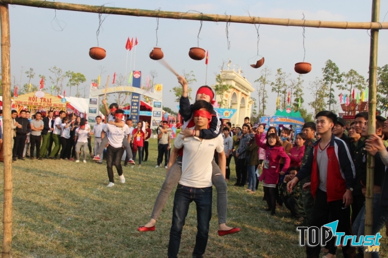 Trò chơi dân gian: Bịt mắt đập niêu