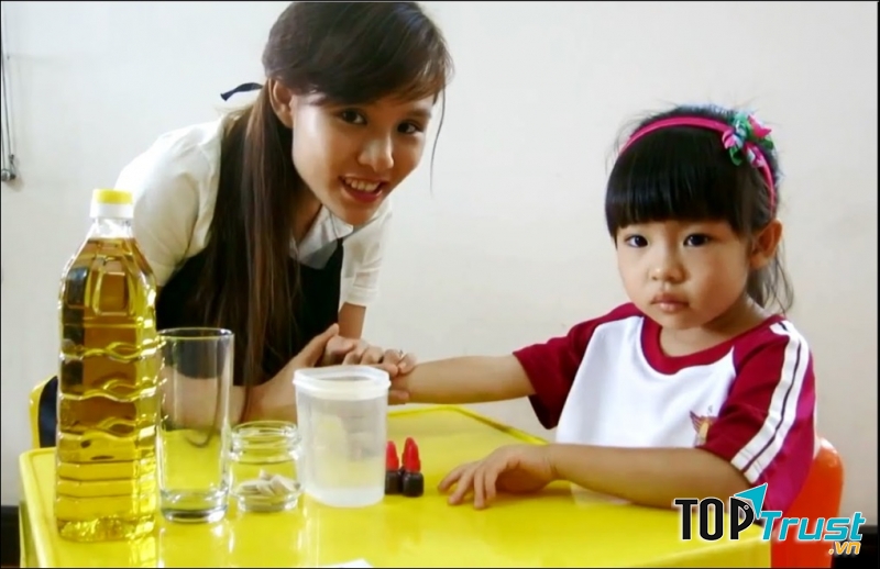 Thí nghiệm thú vị cùng dầu thực vật và nước màu