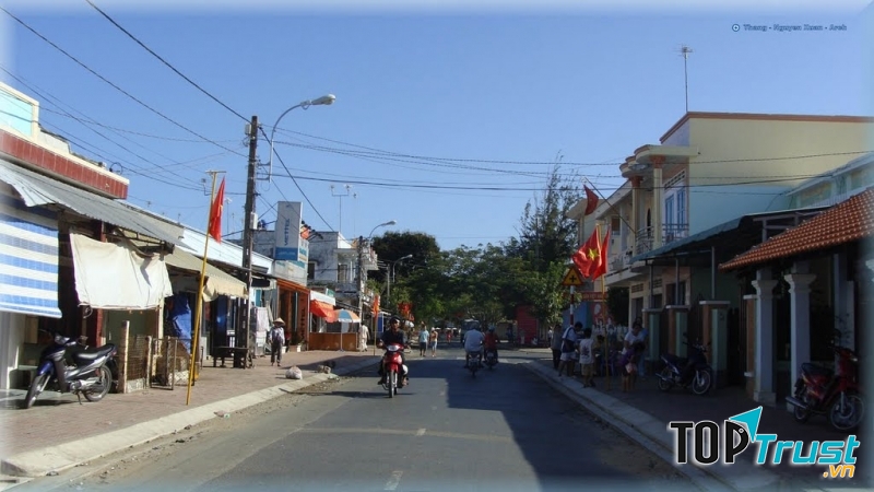 Mặc dù là thị trấn nhưng nơi đây không quá tấp nập ồn ào.