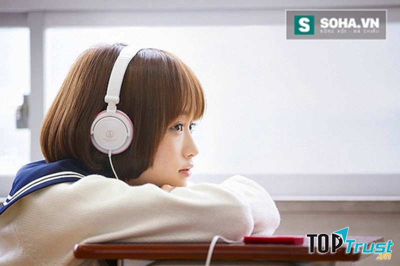 Đôi khi chỉ là ngồi nghe nhạc buồn và nhớ tới người ta cũng đủ rồi