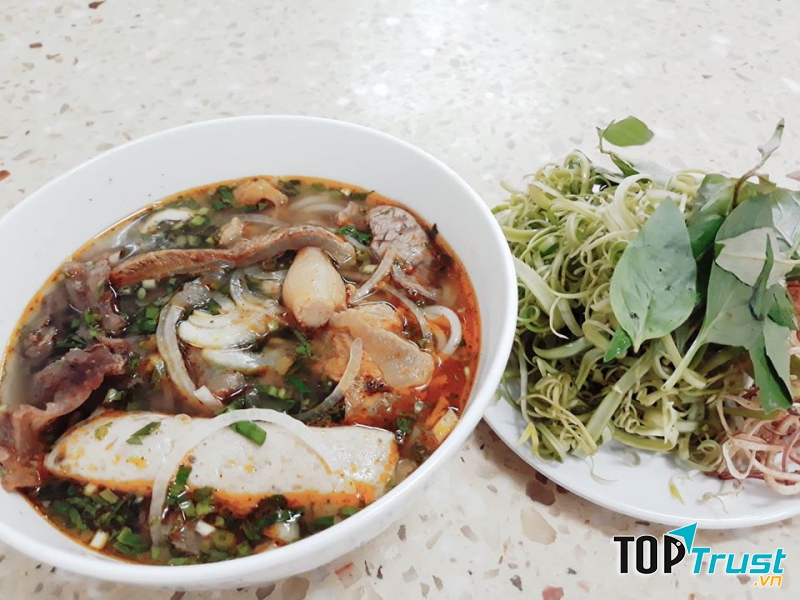 Tô bún bò nóng hổi với nước vàng cam có hương thơm nồng nàn của sả và sa tế sẽ quyến rũ bạn ngay từ khi phục vụ mang đến