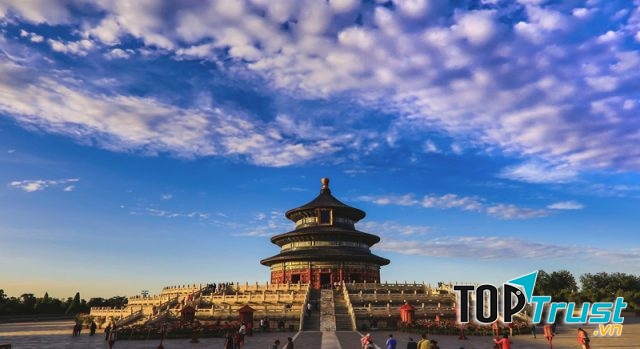 Thiên Đàn thu hút nhiều khách du lịch đến tham quan