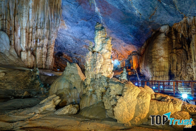 Khối thạch nhũ được hình thành từ hàng trăm triệu năm