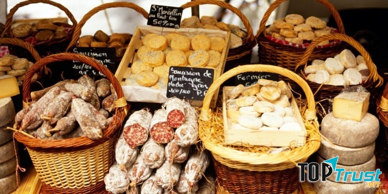 Các loại bánh được bày bán tại chợ thực phẩm trung tâm Les Halles của Lyon, Pháp