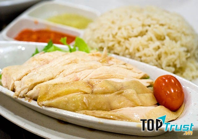 Với món cơm gà, bạn có thể tìm thấy ở hầu hết mọi nơi tại Singapore, từ các nhà hàng sang trọng đến các quầy hàng nhỏ trên phố.
