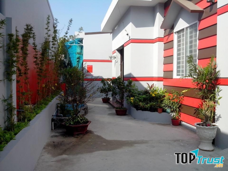 Không gian ở khách sạn luôn tràn ngập màu sắc thiên nhiên nhờ những chậu cây, bồn cây cảnh được bố trí ở các lối đi.