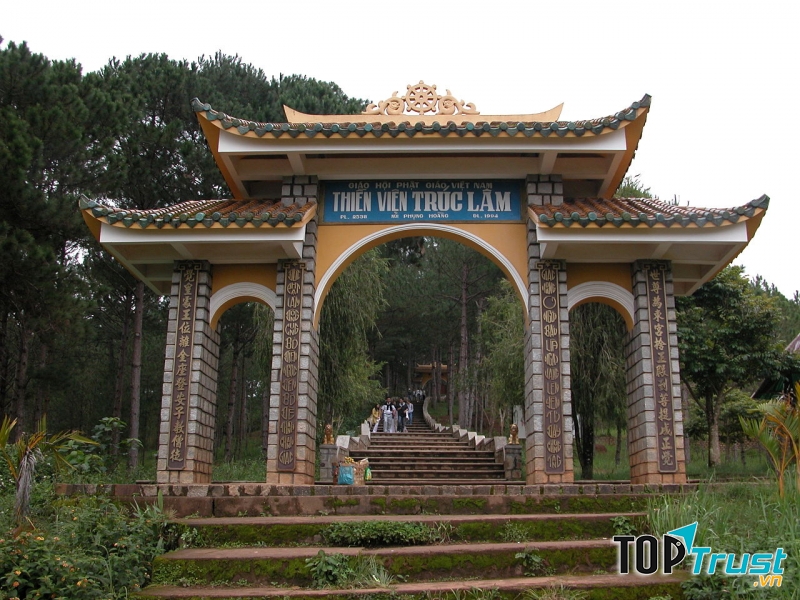 Thiền Viện Trúc Lâm là một thiền viện thuộc phái Trúc Lâm Yên Tử
