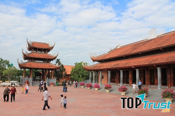 Tiền cảnh khu chánh điện