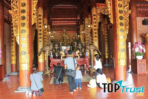 Tượng Phật Thích Ca bằng đồng mạ vàng, cao 2 mét, nặng 3,5 tấn.
