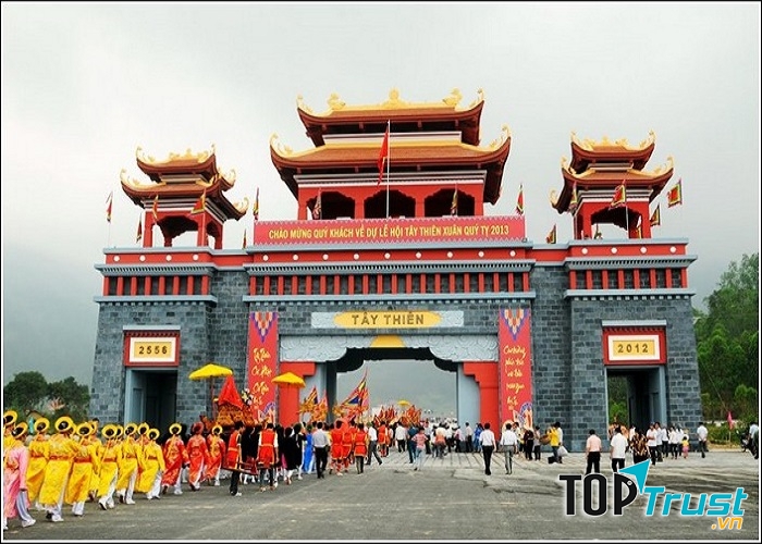 Cổng vào chùa Tây Thiên