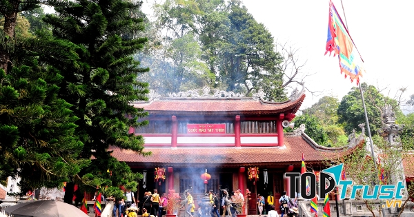 Đi lễ đền, dâng hương cầu may