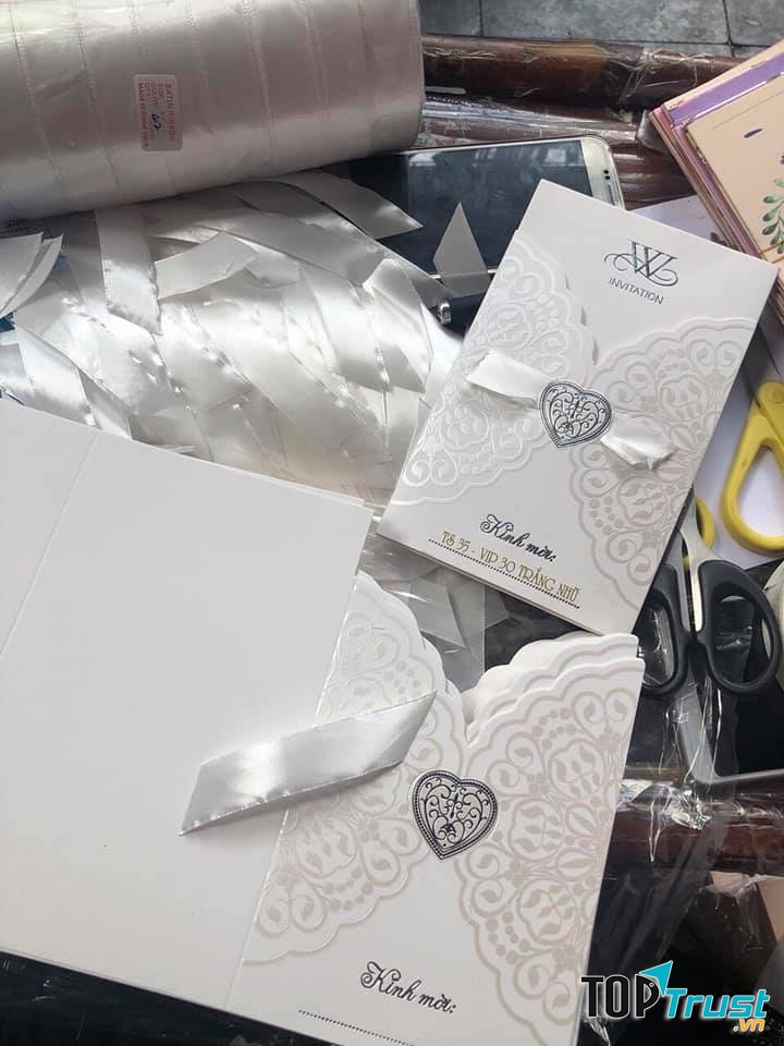 Với bất kỳ mẫu thiết kế thiệp cưới nào, Thiệp cưới Hạ Long cũng đều chau chuốt, tỉ mỉ trong từng đường nét