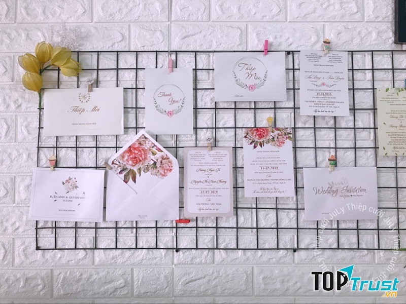 Với mỗi phong cách, Thiệp cưới July luôn đưa màu sắc cá nhân của bạn vào từng tấm thiệp.