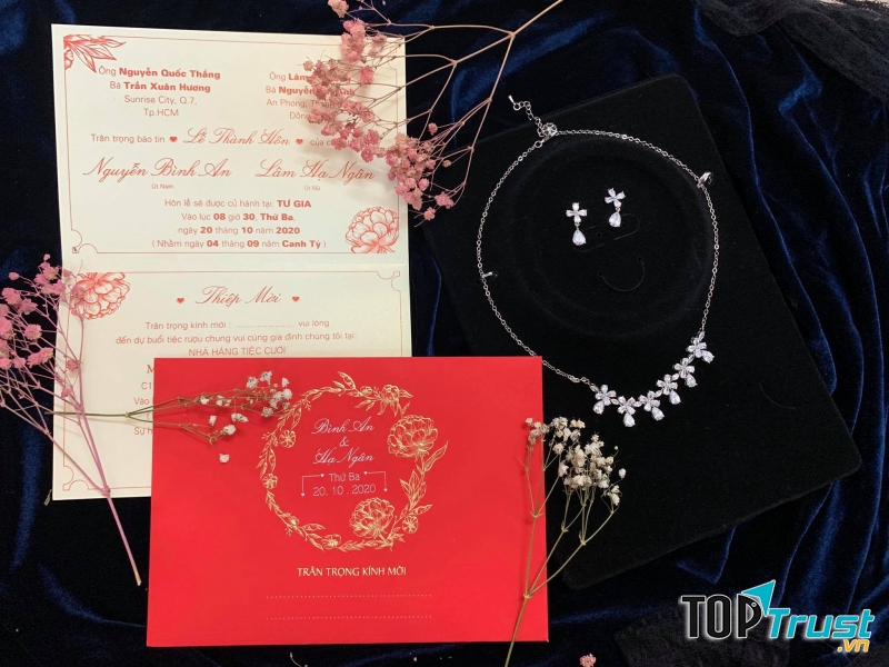 Chất liệu giấy ánh kim có hương thơm nhẹ, thiết kế đơn giản mẫu thiệp vừa lòng các cô dâu nhẹ nhàng.