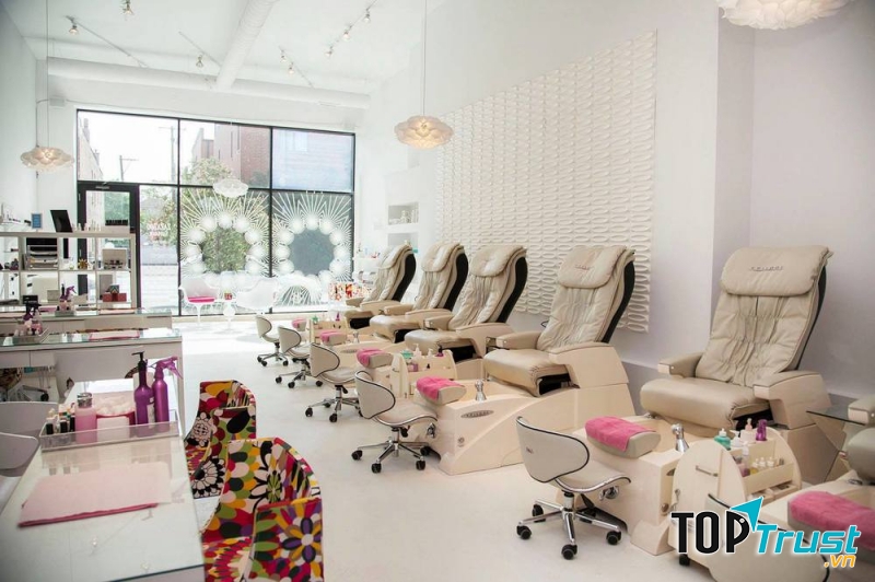 Đơn giản nhưng vẫn hiện đại và bắt mắt, đây chính là xu hướng trang trí tiệm nail hot nhất hiện nay.