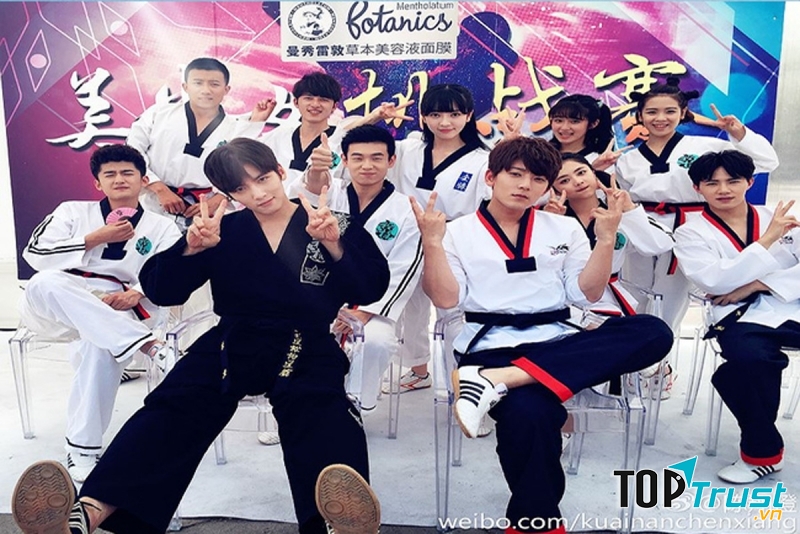 Các diễn viên trong phim nhí nhảnh tạo dáng chụp hình