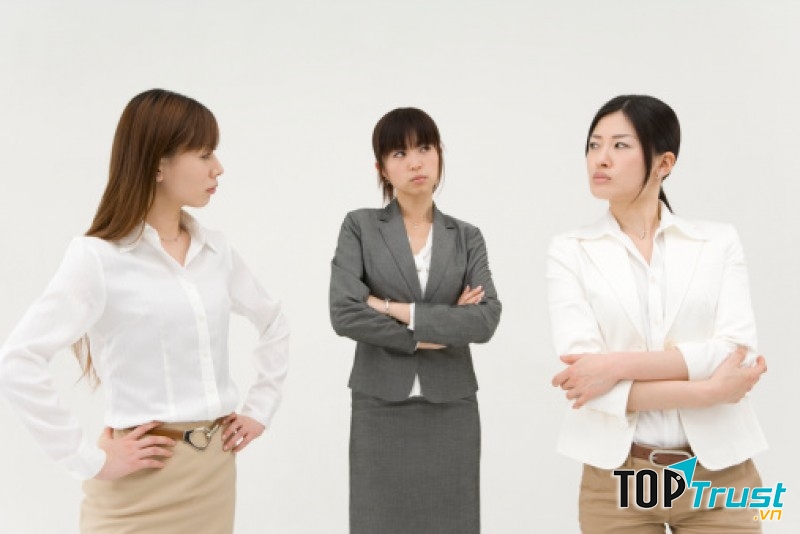 Làm việc nhóm nhưng thiếu tính thống nhất, cãi nhau.