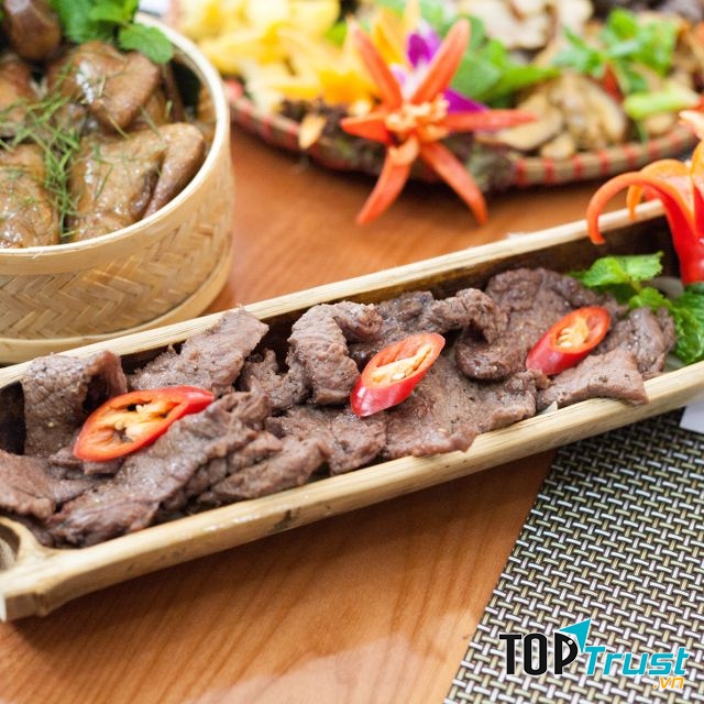 Bò nướng ống tre được bày đẹp mắt và cuốn hút