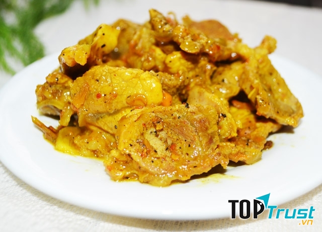 Miếng thịt mềm béo ngậy thơm mùi riềng và nghệ cùng với màu vàng óng của nghệ làm cho món ăn không chỉ ngon mà còn đẹp nữa.