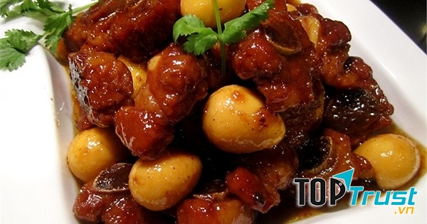 Món thịt kho tàu với trứng cút thơm ngon