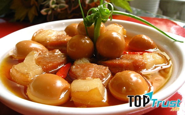 Thịt kho tàu là món ăn có sự hòa hợp các nguyên liệu, để thể hiện tình cảm gia đình hòa thuận, yên vui.