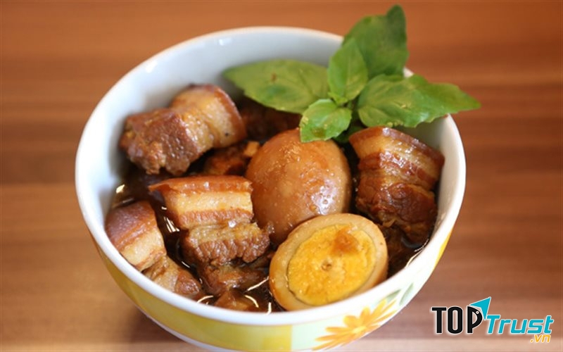 Thịt kho tàu giàu dinh dưỡng, lại đậm đà dễ ăn.