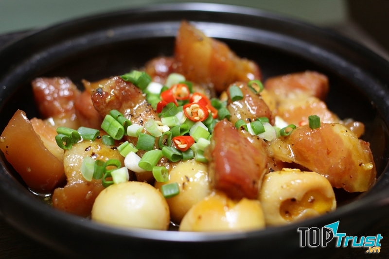 Thịt kho trứng thơm ngon.