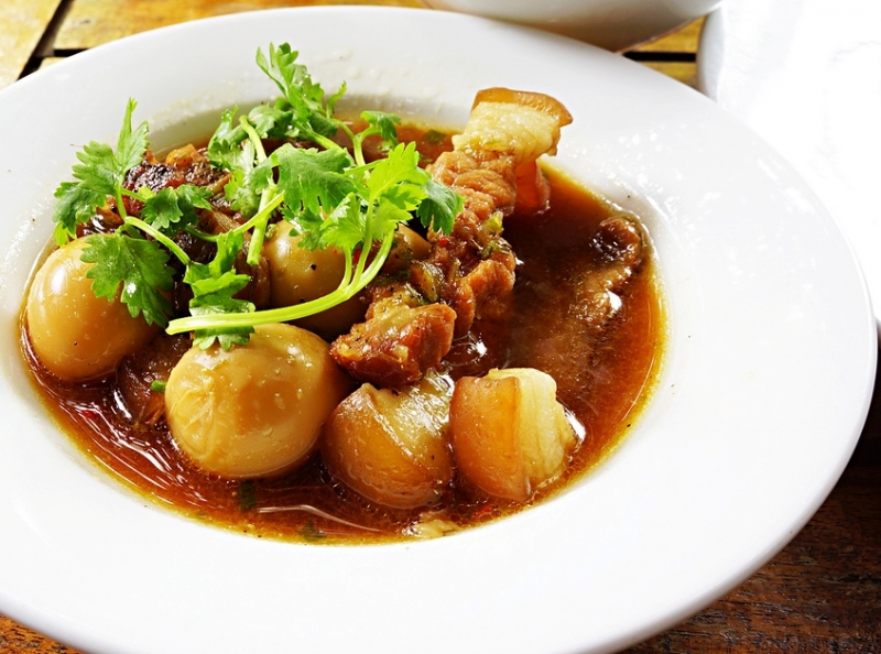 Thịt kho trứng không những khiến bạn tăng cân mà còn không tốt cho tim mạch nếu ăn quá nhiều.