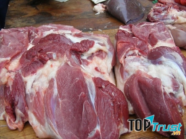 Thịt lợn tươi phải có màu đỏ tươi và có độ đàn hồi tốt