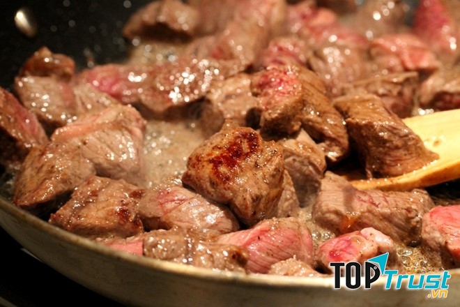 Thịt ngoài chín trong sống