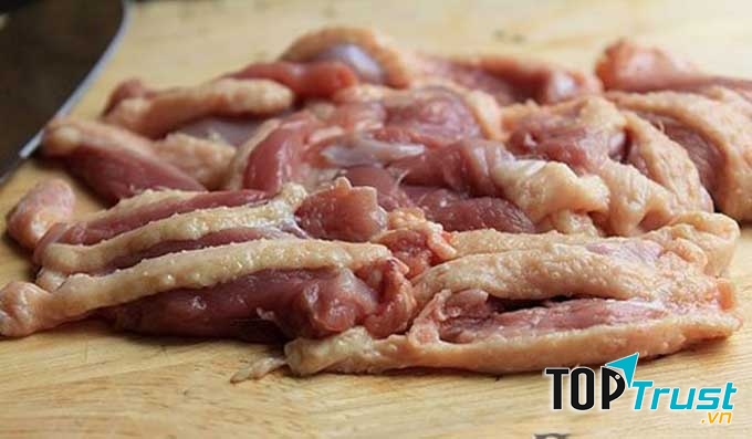 Thịt ngỗng thái miếng chuẩn bị cho món ăn