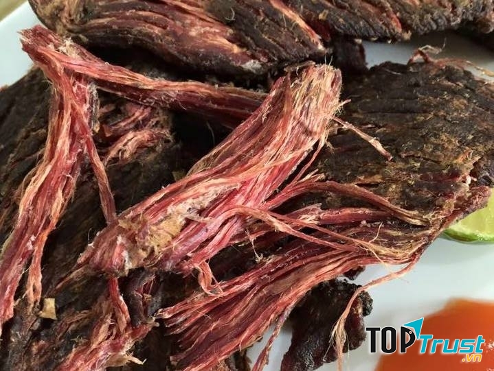 Thịt trâu gác bếp xé nhỏ ăn cùng tương ớt