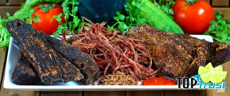 Đĩa thịt trâu gác bếp đầy hấp dẫn.