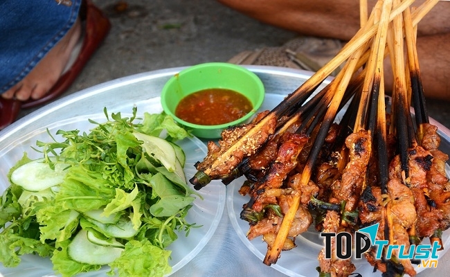 Thịt xiên nướng ăn rau, bánh trắng cùng nước chấm