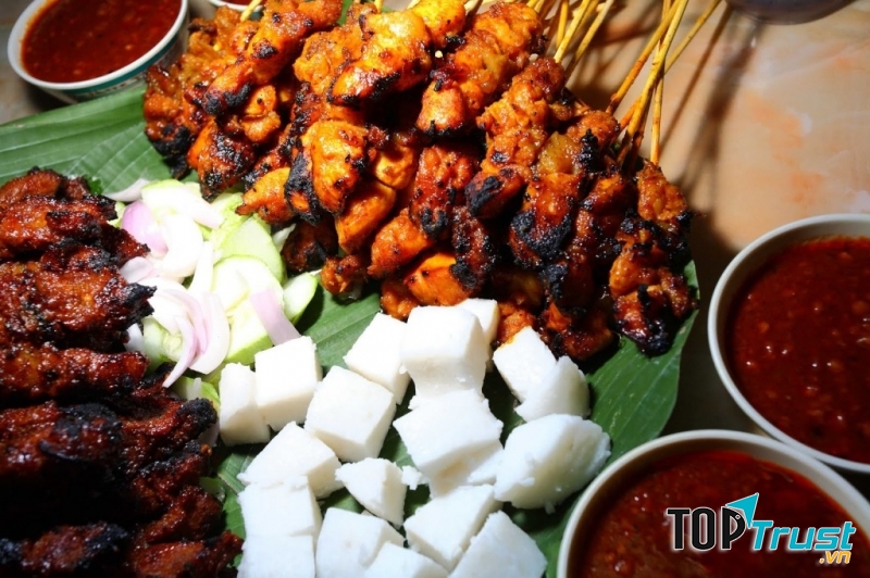 Thịt xiên ăn kèm cùng bánh gạo, hành tây