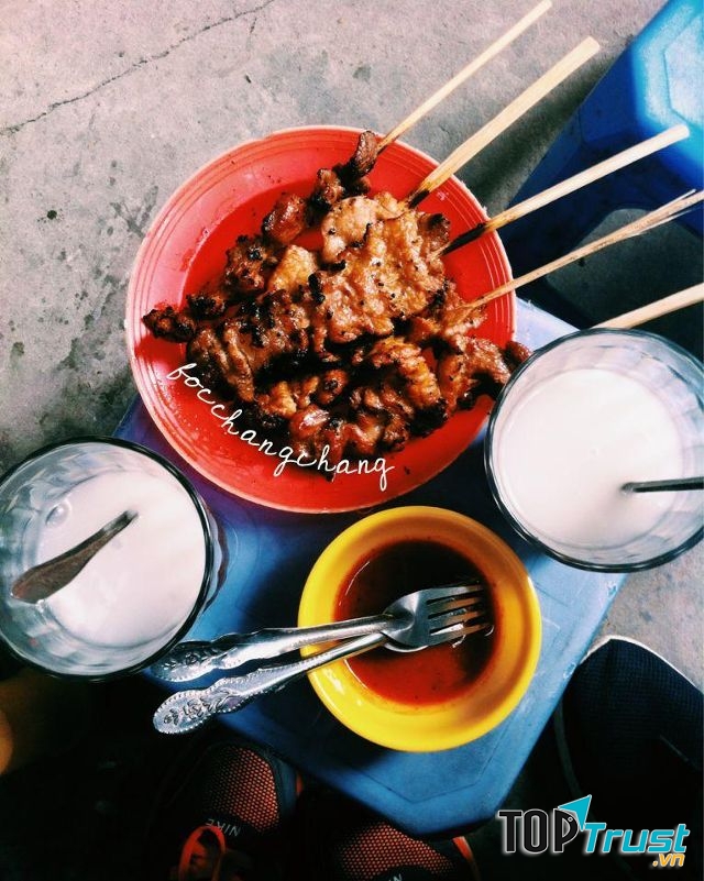 Thịt xiên nướng ở đây gây ấn tượng đầu tiên với một màu vàng mật rất kích thích