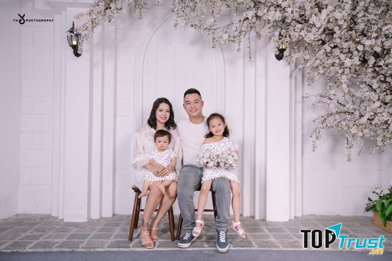 Với đội ngũ makeup, nhiếp ảnh chuyên nghiệp, Thỏ photography giúp bạn thoải mái nhất khi chụp để có thể cho ra được những bức ảnh tự nhiên, tươi sáng