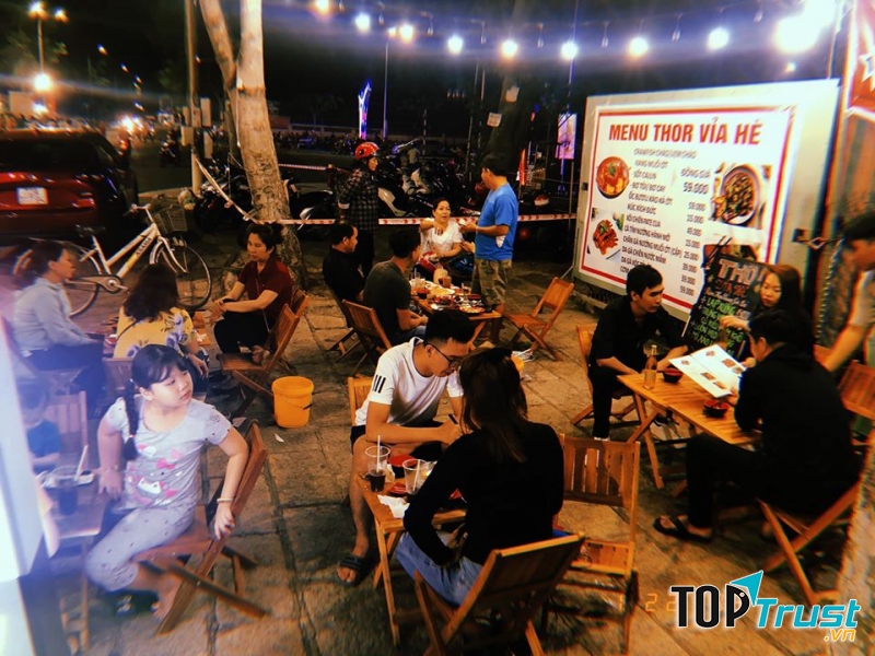 Không gian vỉa hè