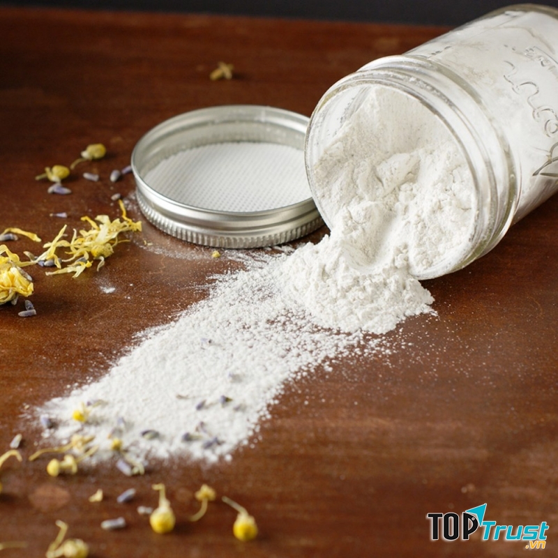 Thoa chút phấn rôm lên da trước khi tẩy lông giúp hấp thụ độ ẩm trên da để tẩy lông hiệu quả