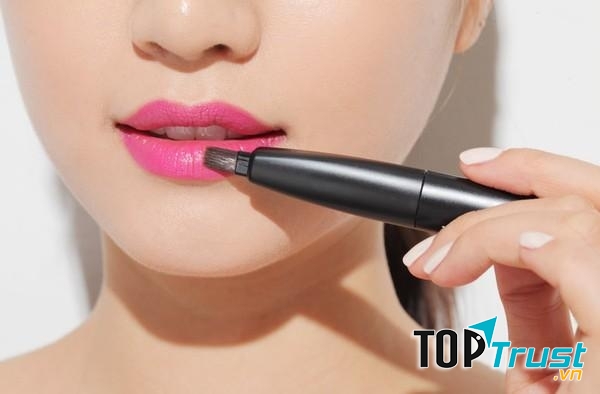 Dùng cọ phấn mắt để son môi